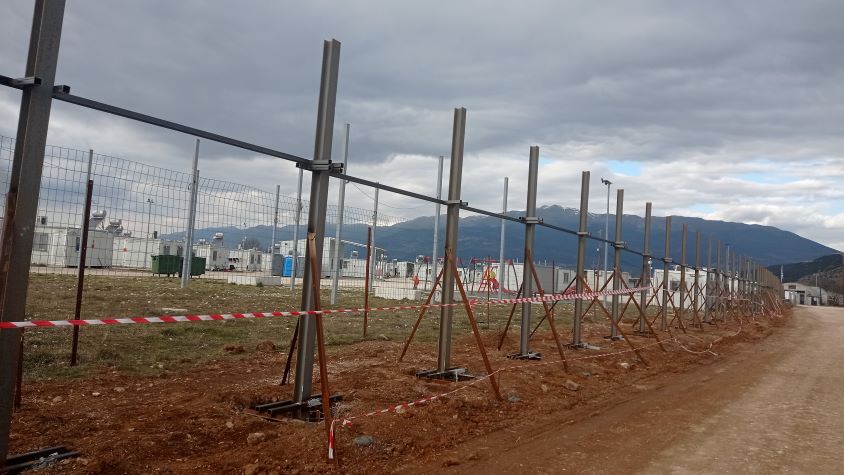 Ένα τείχος ύψους 3 μέτρων στη δομή προσφύγων Κατσικά